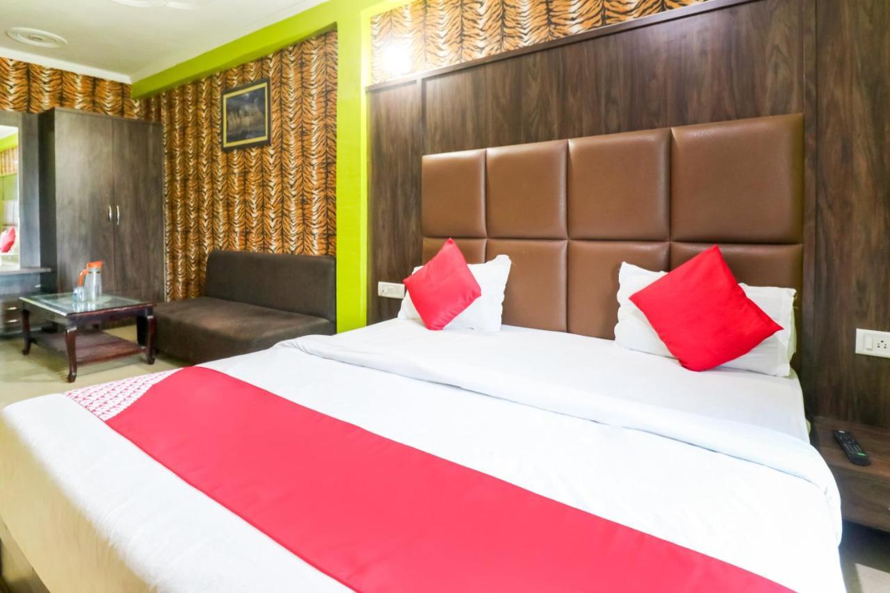 Oyo 6908 Hotel Royal City Āzamgarh Exteriör bild