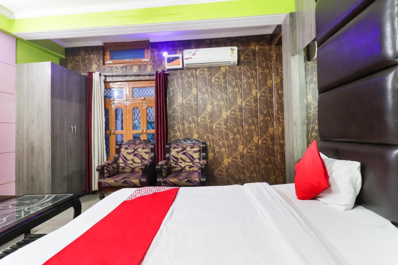 Oyo 6908 Hotel Royal City Āzamgarh Rum bild