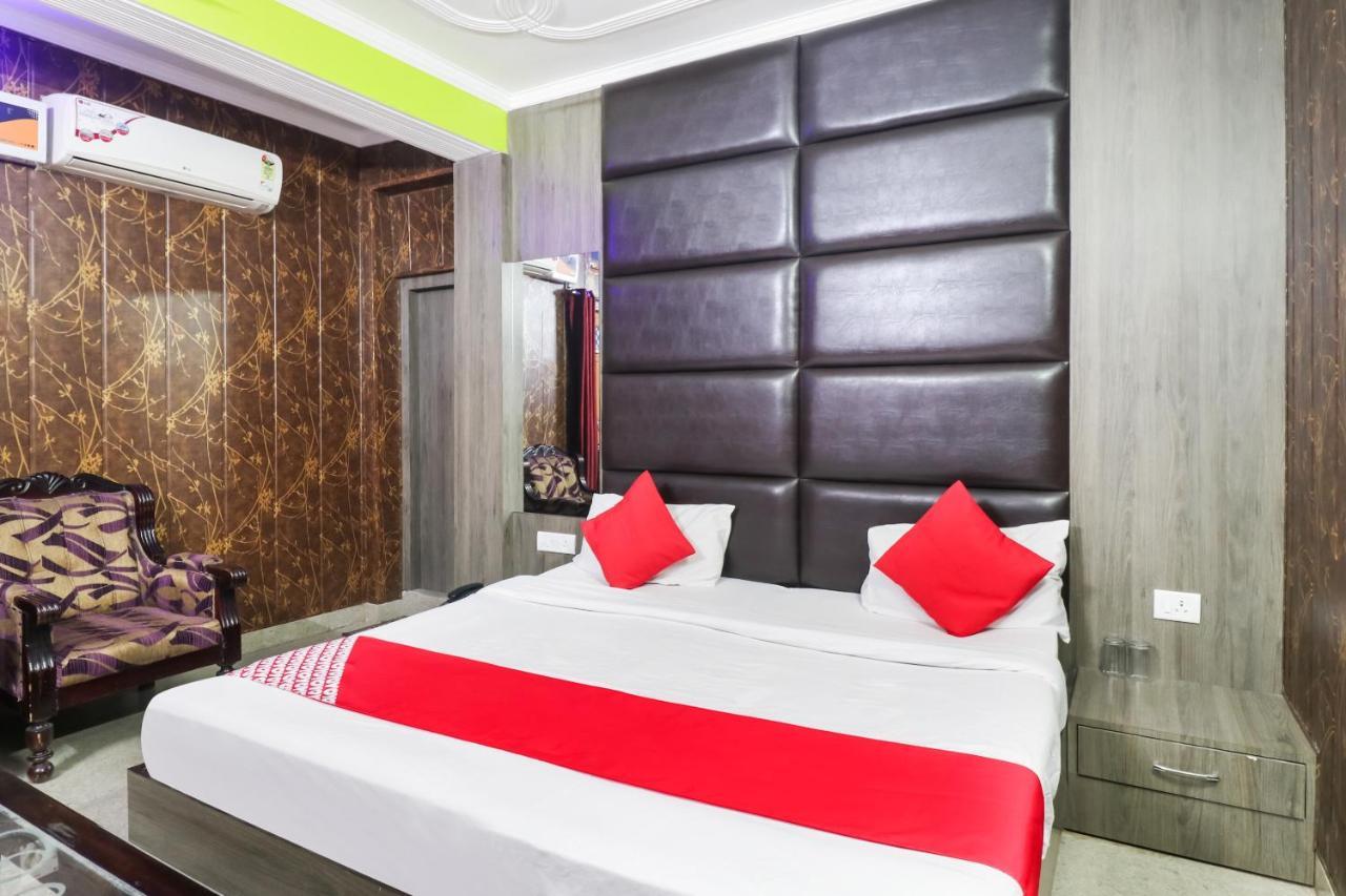 Oyo 6908 Hotel Royal City Āzamgarh Rum bild